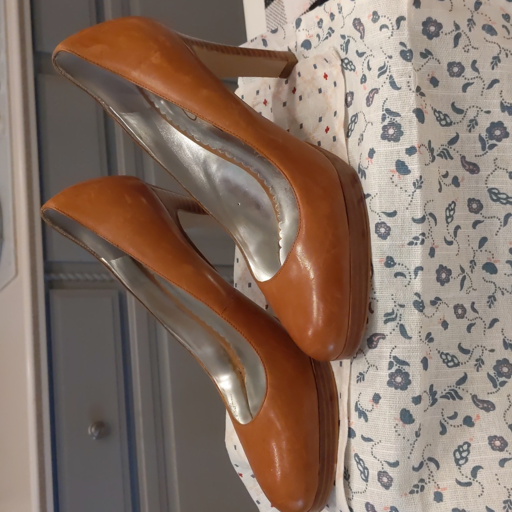 Classic leather camel pumps